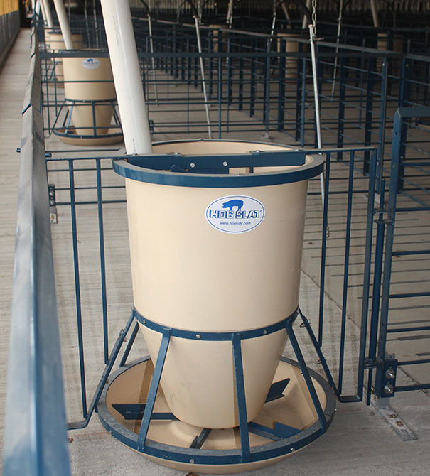 Hog Slat Round Fiberglass pig feeders can be installed in-line with penning or free standing; with options to mount on slatted or solid flooring. Feeders can be manually filled or automatically supplied by a flexible auger fill system.
