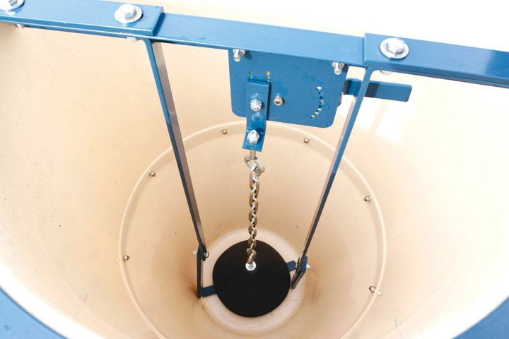 Hog Slat® Round Fiberglass feeders feature Select-A-Flow adjustment for precise feed control and internal bump bars that are activated during feeding to prevent bridging in the hopper.