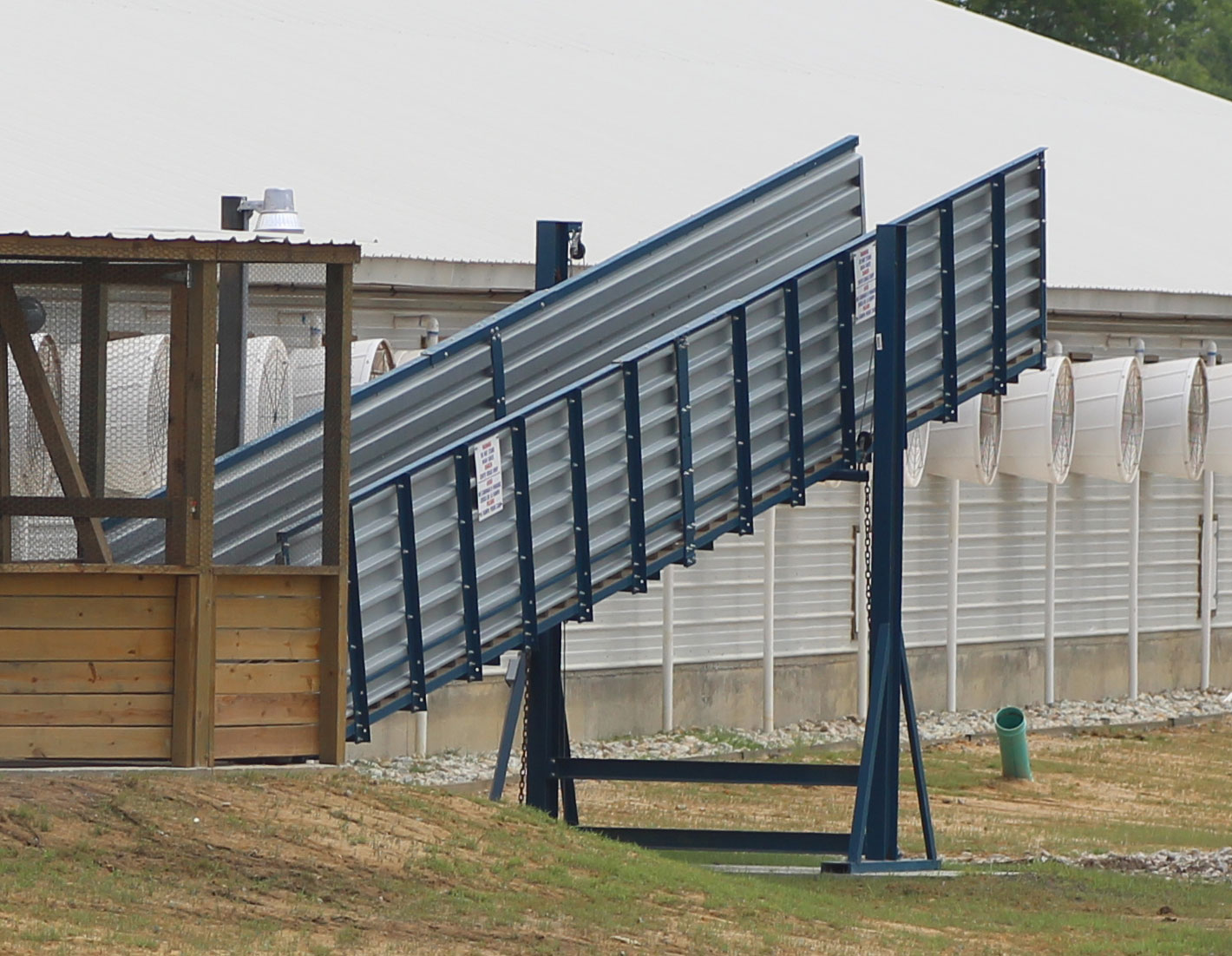 Hog Slat stationary loading chutes are available in multiple configurations to meet the needs of any swine production operation.